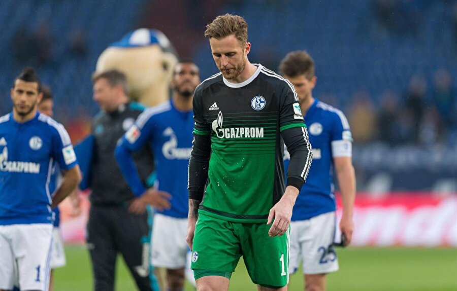 Schalke 04 kalecisi Fahrmann, kaybedilen maçın ardından hüzün dolu bir şekilde soyunma odasının yolunu tutuyor.