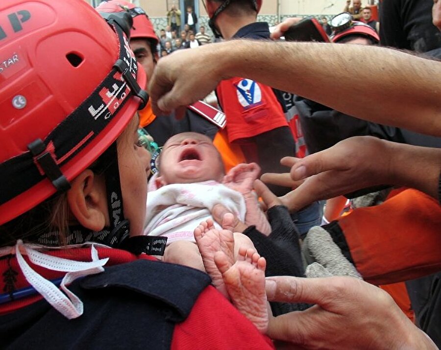 Dünya Azra bebeği konuşuyor
Erciş'te, 14 günlük Azra bebek, 5 katlı apartmanın enkazından 46 saat sonra sağ olarak çıkarıldı. Bebeği, küçük bir delikten uzatan annesi de kısa bir süre sonra kurtarılmış fakat babası hayatını kaybetmişti.