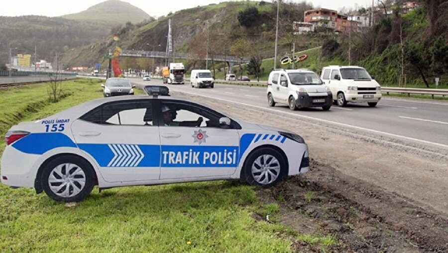 Kazaların en fazla oluştuğu 582 noktaya “maket polis aracı” yerleştirildi.