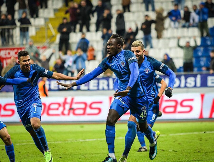 Diagne, Alanyaspor'a attığı golü takım arkadaşlarıyla bekliyor.