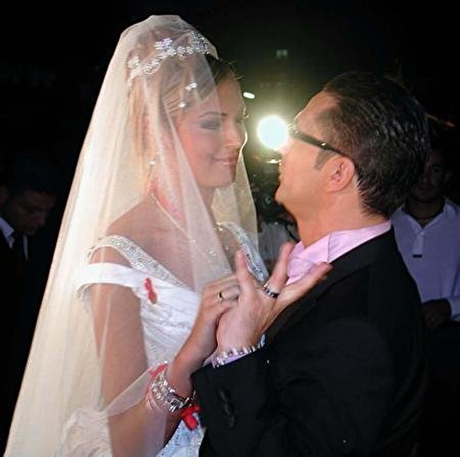 1,5 yıl evli kaldılar

                                    Mehmet Ali Erbil, dördüncü kez nikah masasına 2001'de oturduğunda bu kez yanında Sedef Altıntaş vardı; ancak bu evlilik de uzun sürmedi. Çift, 1,5 yıl sonra 2003'te boşandı.  
                                