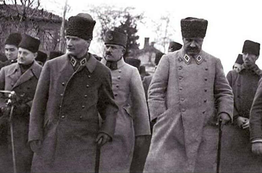 Karabekir Paşa, M. Kemal Paşa’yı İtilaf devletlerine karşı himaye etti
Ankara millî hükümetinin kuruluşundan sonra Sakarya zaferine kadar geçen buhranlı günlerde dahi millî hükümetimizin ve hususiyle Mustafa Kemal Paşa’nın mevkii her türlü entrikalarla sarsıldığı sıralarda şarkdan birbiri ardınca Karabekir Paşa’nın gönderdiği fedailer Mustafa Kemal Paşa’nın konumunu sağlamlaşmıştır. 
Silahsızlık, cephanesizlik yüzünden ümitlerin kesildiği günlerde şarkdan silah, cephane, malzeme ve hatta muntazam kıtaların garbe akını başlamıştır(…)
Fakat ne yazıktır ki, sulhe kavuştuktan sonra, Padişahlığın kaldırılması, hükümranlığın millete devri, inkılap fikrini ilk defa Karabekir Paşa’nın Meclis kürsüsünden ortaya atmasına rağmen istikbal hakkındaki fikirlerine hürmet şöyle dursun, mazi olan millî kurtuluşumuza ait vesikaların bile elinden alınmasına çalışılmış  sürekli onun ve bu hakikatleri yakından gören ve bilenlerin aleyhine yürünmesine başlanılmıştır(…)