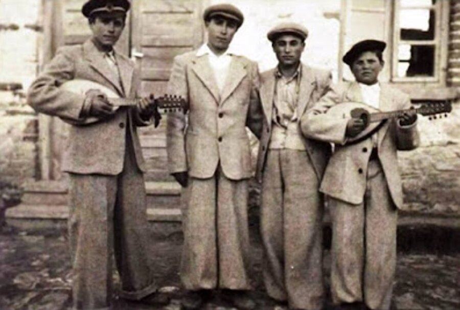 Köy enstitüsü öğrencileri.  Diyarbakır 1943