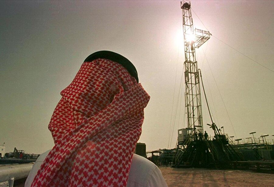  “Suudi Arabistan'ın ekonomiyi dönüştürme planları daha da zorlaştı”

                                    
                                    "İki hafta boyunca cinayeti reddeden Suudi Arabistan'ın senaryosu analistler ve Batılı siyasetçiler tarafından kabul edilmedi. Cinayetten önce bile petrodolar tarafından yaratılan ve ona bağımlı bir ekonomiyi dönüştürme fikri zordu, şimdi daha da zorlaştı. Dünyanın en büyük petrol ihracatçısı bir 2014'te petrol fiyatları düşmeye başladığından beri büyümekte sorun yaşıyor. 2017'de ekonomisi küçülen ülkede işsizlik resmi rakamlara göre yüzde 12.9'a yükseldi. Bu tarihin en yüksek seviyesi.”
                                
                                