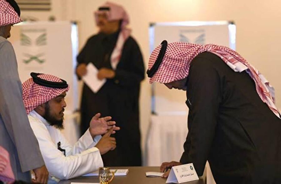 “Ülkede genç işsizliği yüzde 25’in üzerinde”

                                    
                                    "Nüfusun üçte ikisinin 29 yaş altında bulunduğu ülkede genç işsizliği yüzde 25'in üzerinde, genç kadınlarda ise bunun iki katı.Gittikçe daha da baskıcı olan ülkede Prens Muhammed'in planları ve fonun rolünü tartışmak zor. Yetkililer aktivistleri, akademisyenler, blog yazarlarını ve din adamlarını gözaltına alıyor. Örneğin Suudi petrol şirketi Aramco'nun halka arzını eleştiren ekonomist Essam al-Zamil terörizm suçlamasıyla bir yıldır tutuklu. Suudi Arabistan'a yabancı yatırım 2016'da 7,45 milyar dolarken geçen yıl 1,42 milyar dolara geriledi. Bankacılara göre Kaşıkçı cinayeti ülkeye yönelik yatırımları zorlaştıracak."
                                
                                