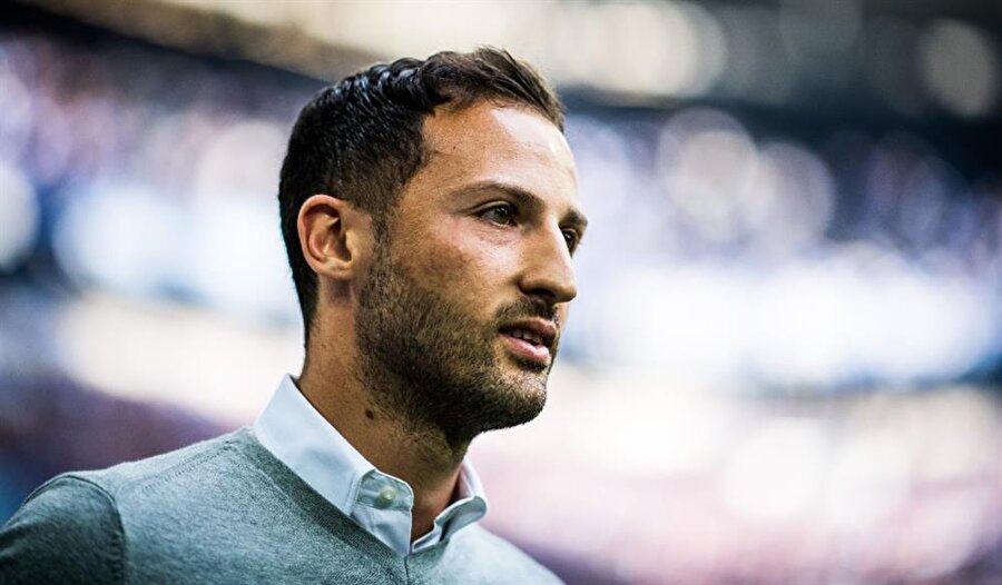 Domenico Tedesco'nun hikayesi
İtalyan göçmeni bir ailenin çocuğuydu Domenico Tedesco. Daha 32 yaşındaydı. Bir futbolculuk kariyeri yoktu. Dahası teknik direktörlük kariyeri de 35 yaşındaki Naldo'nun 13 yıllık Bundesliga tecrübesinin yanında devede kulak kalırdı.
Dört sene öncesine kadar Mercedes'te çalışan ve beş dil bilen başarılı bir mühendisti. İnovasyon yönetimi yüksek lisansı yapmıştı. Alman futbolundaki genç teknik adam trendinin önde gelen ismi Julian Nagelsmann'la aynı akademide hocalık lisansını almıştı. Hatta sınıf birincisiydi. Alt yaş gruplarında çalışmış, ilk A takım tecrübesini ise Alman 2. Ligi takımı Aue ile geçen sezon yaşamıştı. Bitime 11 maç kala düşme hattında aldığı takımı, 33 puanın 20'sini toplayarak ligde tutmayı başarmıştı Tedecso. Ve sezon başlarken de kendini Almanya'nın en köklü takımlarından Schalke 04'ün başında bulmuştu.
Oyuncuların adını dahi bilmediği bu radikal seçim yönetimin dahi beklemediği kadar iyi sonuç verdi şu ana dek. Geçen sezonu 10'uncu bitiren takım, bu haftaya lig ikincisi olarak giriyor. Şampiyonlar Ligi'ne dönüş hesapları yapıyor.
Kulübün sportif direktörü Christian Heidel Tedesco'yu tercih etmelerinde, genç hocanın futbol dışı kariyerinin de rol oynadığını anlatıyor. Heidel, "Hayatta kendi ayaklarının üzerinde durabileceğini göstermiş bir adam. Ve böyleleri futbolda başarıya daha yakın oluyor. Üstelik farklı bir disiplinden gelmesi, geniş bir bakış açısına sahip olmasını sağlıyor" diyor.
Talebeleri ile frekansı en baştan itibaren tutmuş Tedesco'nun. En büyük artılarından birinin iletişim ve motivasyon becerisi olduğunu söylüyorlar. Nitekim ezeli rakip Dortmund'a 4-0'dan 4-4'e geldikleri efsane geri dönüşü de onun devre arasında soyunma odasındaki sakin duruşu ve taktiklerine borçlu olduklarını anlatıyorlar.
Belki seyir sevki yüksek, estetik bir oyun oynamıyorlar. Daha reaktif bir tarzları var. Ancak senelerdir takıma sinmiş kırılganlığı üstlerinden atmayı başardı. Kanat oyuncusu Franco Di Santo, genç orta saha Max Meyer gibi oyunculardan aldığı verimi artırması da bir diğer artısı.
Neither Nagelsmann, Tedesco, Tuchel ve hatta Klopp... Almanların vizyoner gençlere yatırımı, belki bir gün bizdeki bazı kulüplere de örnek olur. Bilhassa da aynı suda defalarca yıkanmakta ısrar edenlere. Kim bilir...