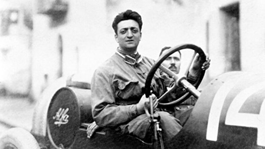 Mesut Özil'in benzerleri: Enzo Ferrari, Gonzalo Galvan, Maty Feldman