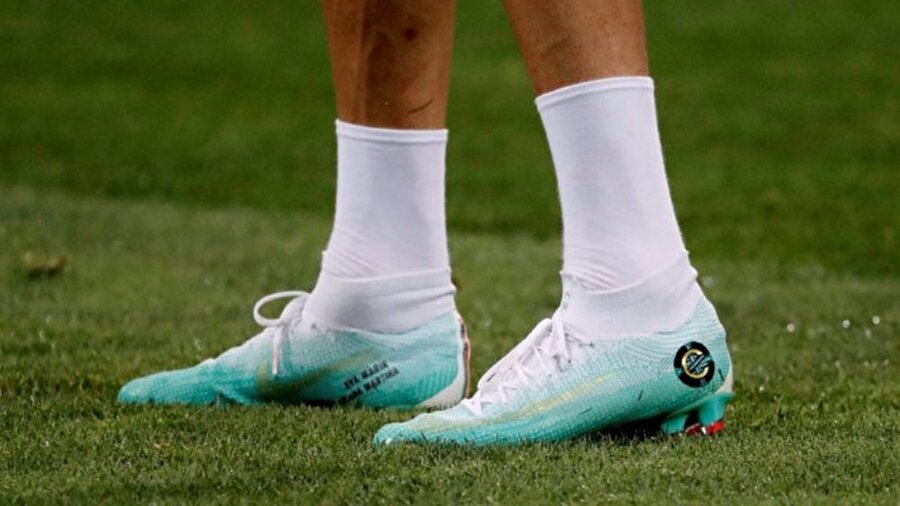 2018 Dünya Kupası'nda da yaptı
Rusya’da düzenlenen 2018 Dünya Kupası’nda da Ronaldo’nun maça çıktığı kramponlarındaki isim detayları, futbolseverlerin dikkatini çekmişti.

  
Turnuvada kullandığı kramponlarına çocuklarının ismini yazdıran Cristiano Ronaldo’nun uğuru, Dünya Kupası’nı kaldırmak için yetmedi. Sağ ayağına giydiği krampona kızlarının ismi Alana Martina dos Santos Aveiro ve Eva Maria Dos Santos yazdıran Cristiano Ronaldo, sol ayağına ise oğullarının adı Cristiano Jr ve Mateo ismini yazdırmıştı.