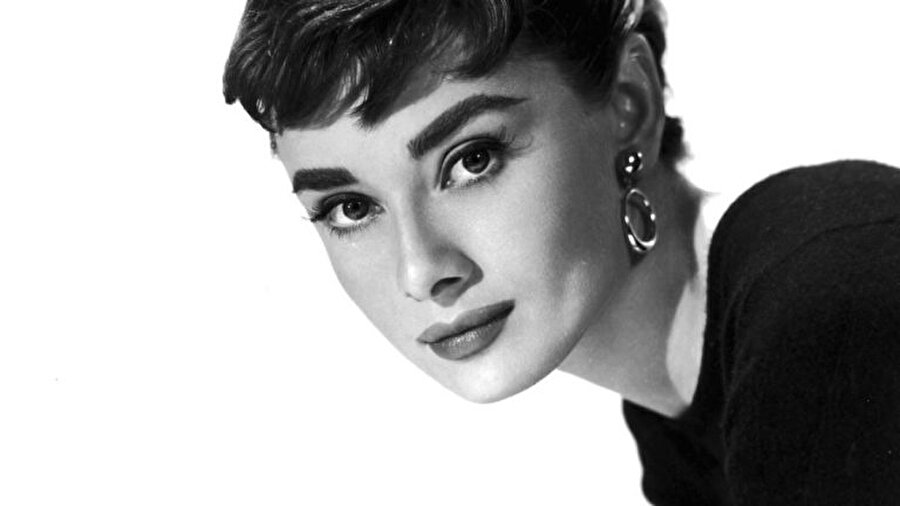 Audrey Hepburn

                                    Dünyanın en büyük aktrislerinden biri olarak kabul edilen Hepburn, Hollanda'nın Nazi Almanyası işgalinde olduğu dönemleri yaşamış, babası tarafından 6 yaşında terk edilmiş, savaşı yaşamış, direniş güçleri için ulaklık yapmıştır. Tüm bu zorluklara rağmen hayalinden hiç kopmamış ve mutlu bir insan olabilmeyi başarmıştır.
                                