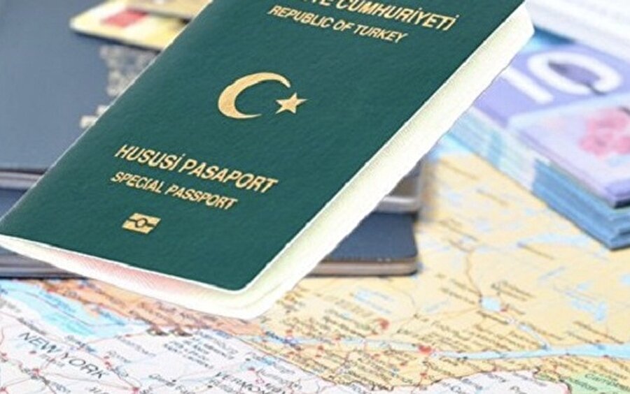 Yeşil Pasaport (Hususi Pasaport)
Hususi pasaport olarak adlandırılan yeşil pasaport, Meclis üyeleri, bakanlar ve eski üyelerin yanı sıra üçüncü derecede görev yapan devlet memurlarının sahip olabileceği pasaportlardan bir tanesidir. İl ve ilçe başkanları da yine yeşil pasaporttan yaralanabiliyor ve 25 yaşına kadar olan çocukları da yine bu pasaportu kullanabilecek olan kimselerdir. Yeşil pasaport, bazı ülkelere vizesiz seyahat hakkı sunuyor. Yeşil pasaportla Schengen ülkelerine de vizesiz seyahat mümkün.
