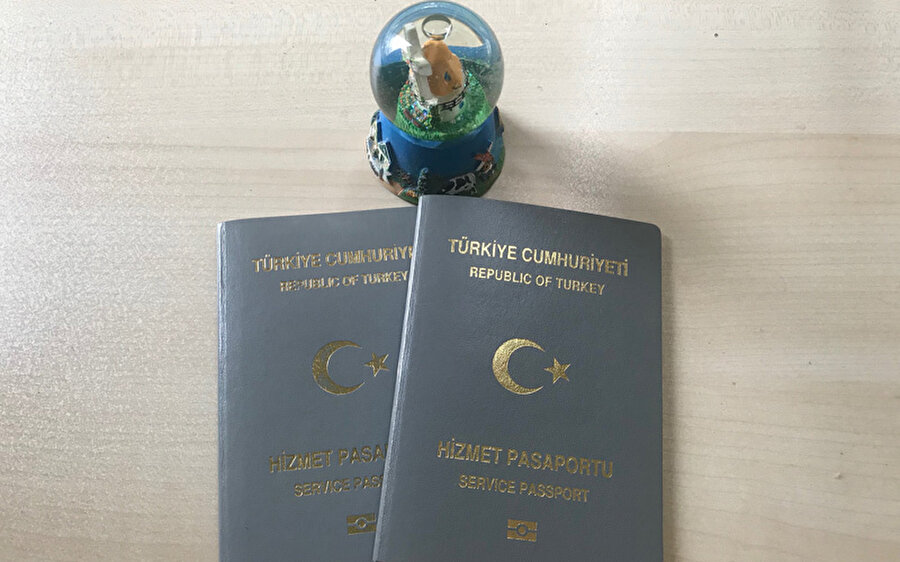 Gri Pasaport (Hizmet Pasaport)
Hizmet pasaportu olarak da adlandırılan gri pasaport, devlet kurumları bünyesinde çalışan ve yine devlet tarafından görevlendirilerek yurt dışına çıkan kimselerin sahip olabileceği pasaportlardan bir tanesidir. Sarı basın kartına sahip olan basın mensupları ile birlikte bilimsel etkinlikler çerçevesinde yurt dışına çıkmış olan akademisyenler de yine görevleri boyunca bu pasaportu kullanabiliyor. Hizmet pasaportuna sahip olanlar da yeşil pasaporta sahip olanlar gibi bazı ülkelere vizesiz seyahat edebiliyor.