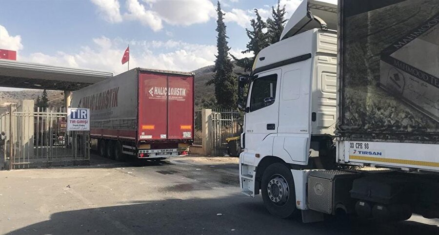 Cilvegözü Sınır Kapısı'ndan geçerek İdlib'e doğru yola çıkan BM'ye ait 27 tır, İdlib'te yaşayan sivillere dağıtılmak üzere yollanan yardım malzemelerini taşıyor.