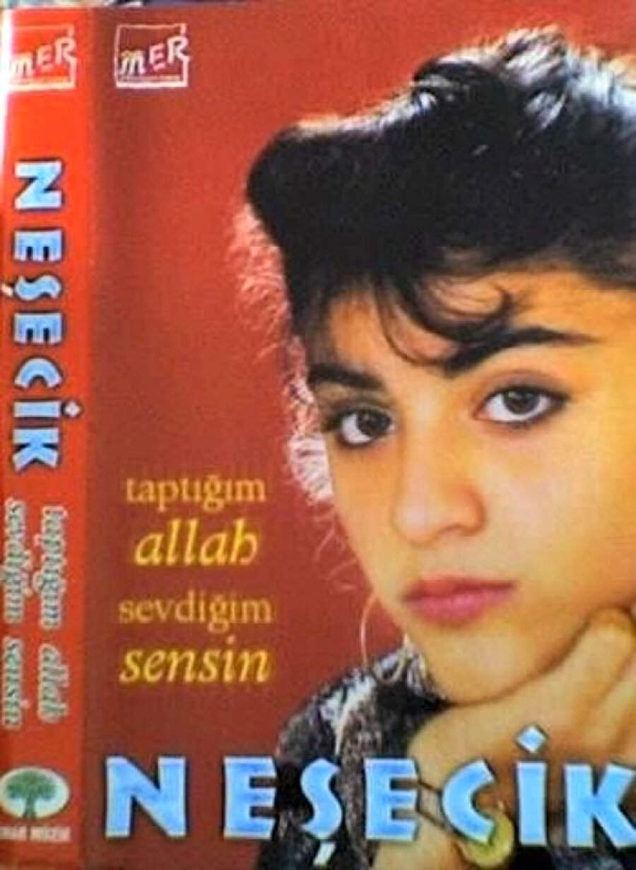 Taptığım Allah Sevdiğim Sensin 

                                    
                                    1998 yılında 15 aylık çalışmanın ürünü olarak, Zara adı ile ilk albümü olan Avuntu piyasaya sürüldü. Aynı yıl Atıf Yılmaz’ın yönetmenliğinde “Eylül Fırtınası” isimli ilk uzun metraj filminde Tarık Akan ile başrolü paylaştı.  İlk albümünün yankıları sürerken 2000 yılında Boyut adlı ikinci albümünü çıkardı. Albümünde icra ettiği tüm türkülere klip çekerek VCD ortamında dağıtıldı. 2001 yılında Osman Sınav’ın yönettiği Deli Yürek: Bumerang Cehennemi sinema filminde oyunculuk performansıyla dikkat çekti.  
                                
                                