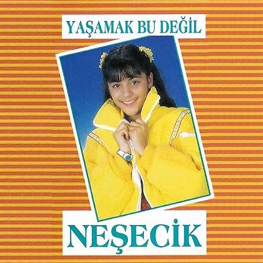 1. albüm: Yaşamak Bu Değil

                                    Neşe Yılmaz ya da sahne adıyla Zara, 15 Ocak 1976'da İstanbul'da doğdu. Aslen Adıyamanlı olan ünlü isim, çocukluk yıllarında "Neşecik" adı ile sekiz albüm çıkardı. 1991 yılında Milliyet Gazetesi'nin açmış olduğu Liselerarası Müzik ve Halk Oyunları yarışmasında “Türk Halk Müziği Bayan Solist” dalında Türkiye birincisi oldu. 


Aynı yarışmaya 1993 yılında katılarak tekrar birincilik kazandı. 
                                