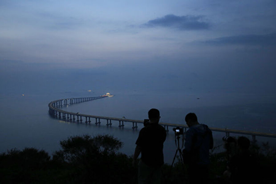 Uzunluğu 55 kilometre

                                    Dünyanın ‘denizin üzerindeki en uzun köprüsü’ unvanına sahip köprünün bağlantı yollarıyla birlikte uzunluğu 55 kilometreyi buluyor. Köprü sayesinde Çin, Zhuhai şehri üzerinden özerk statüye sahip dünyanın finans merkezlerinden olan Hong Kong ve bir başka özerk statüdeki serbest ticaret bölgesi Makau birbirine bağlanmış oldu.
                                