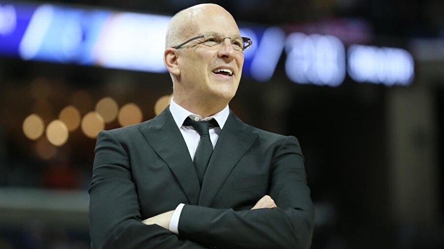 Jay Triano, Suns bench'inin önünde oyunu takip ediyor...