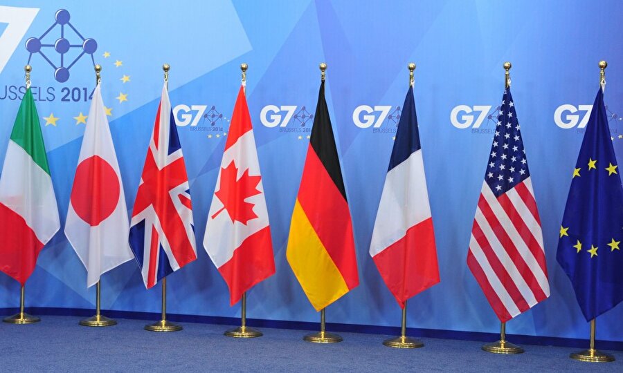 G-7 ve AB’den Kaşıkçı açıklaması

                                    
                                    
                                    G-7 ülkeleri dışişleri bakanları ve Avrupa Birliği (AB), Suudi gazeteci Cemal Kaşıkçı’nın öldürülmesiyle ilgili yapılan açıklamaların birçok soruyu yanıtsız bıraktığını belirtti. G-7 ülkeleri Kanada, Fransa, Almanya, İtalya, Japonya, İngiltere, ABD ve AB tarafından yapılan ortak açıklamada, olayın sorumlularının cezalandırılması gerektiği belirtildi. Açıklamada, “Kaşıkçı katliamı en sert şekilde kınanmalı” ifadesi kullanıldı.

  


  
Ortak açıklamada Suudi Arabistan’ın Kaşıkçı’nın İstanbul Konsolosluğu’nda öldüğünü itiraf etmesinin tam şeffaflık ve güvenilirlik için atılan bir ilk adım olduğu belirtildi. Açıklamada Türkiye’yle işbirliği halinde derinlemesine, güvenilir ve hızlı bir soruşturma ihtiyacına vurgu yapıldı.

  


  
G-7 Dışişleri Bakanları ve AB, Kaşıkçı cinayetinin gazetecilerin ve ifade özgürlüğü hakkının korunması ihtiyacını bir kez daha ortaya koyduğunu kaydetti.
                                
                                
                                