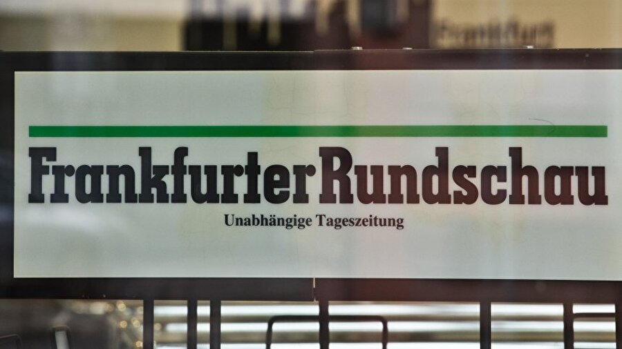 Frankfurter Rundschau gazetesi
Frankfurter Rundschau gazetesi de birinci sayfasından geniş yer verdiği haberinde Cumhurbaşkanı Erdoğan'ın Suudi Arabistan'dan Kaşıkçı cinayetinin aydınlatılmasını istediği ve cinayet komplosundan bahsettiği vurgulandı.
Erdoğan'ın cinayetten Suudi yönetimini sorumlu tuttuğu ifade edilen haberde istihbarat ve güvenlik birimlerindeki bulgulara göre Kaşıkçı'nın öldürülmesinin planlı bir cinayet olduğunu açıkladığına işaret edildi.