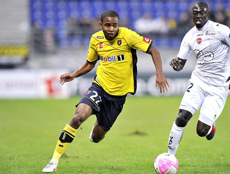 Cedric Bakambu'nun kariyer geçmişi
Fransa doğumlu, Demokratik Kongo asıllı Cedric Bakambu, futbol kariyerine Sochaux’da başladı. 107 maçta 21 gol kaydeden genç yetenek, Türkiye’den Bursaspor’un ilgisini çekti ve 2014-15 sezonunda Bursaspor ile 1 sezon sahaya çıktı. Türkiye kariyerinde fırtına gibi esen Bakambu, 40 resmi maçta 21 gol atıp 7 de asist üretmeyi başardı. Bir anda Avrupa takımlarının dikkatini çeken yıldız isim, 2015 yazında kendisini Villarreal’e bağlayan sözleşmeyi imzaladı. Villarreal kariyerinde 105 maçta; 47 gol ve 6 asist üretmeyi üretti ve bu sezon 21 resmi maça çıkan 26 yaşındaki oyuncu, 14 gol atmayı başardı.