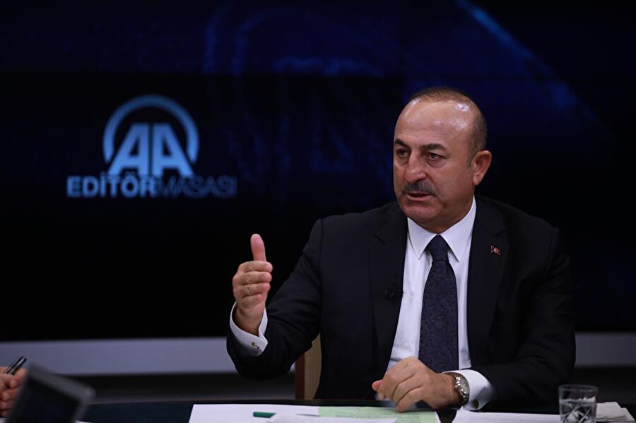 Bakan Çavuşoğlu: Adada bakıyorum, ucuz politika yapıyorlar
Kıbrıs Rum kesiminin ada etrafındaki rezervlerde Türk toplumunun da hakkı olduğunu kabul ettiğini; ancak bu konuyu sondajdan sonra görüşme taraftarı olduğunu belirten Dışişleri Bakanı Mevlüt Çavuşoğlu “Ege’deki sorunların barışçıl yollardan çözülmesinden yanayız. Ama Yunanistan ne zaman germeye kalksa da gerekli cevabı verdik. Yeri geldiği zaman da hadlerini bildiriyoruz” dedi.
Türkiye’nin de hem kendi münhasır ekonomik bölgesinde hem de KKTC’nin belirlediği bölgelerde sondaj ve arama çalışmaları yaptığını vurgulayan Çavuşoğlu “Bu adanın etrafında rezerv varsa iki tarafın da hakkı var ve paylaşılması gerekiyor. Adada bakıyorum, ucuz politika yapıyorlar. Türkiye düşmanlığı besleyen bazı gruplar var maalesef “ ifadelerini kullandı.