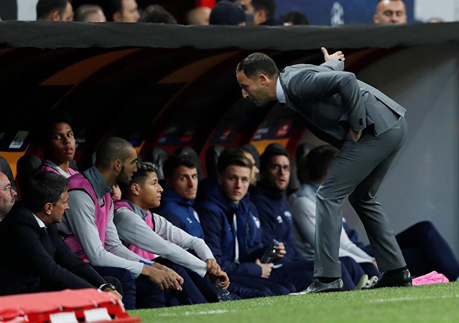 Domenico Todesco, kurmayları ve oyuncularıyla hararetli bir şekilde maçın gidişatını tartışıyor.