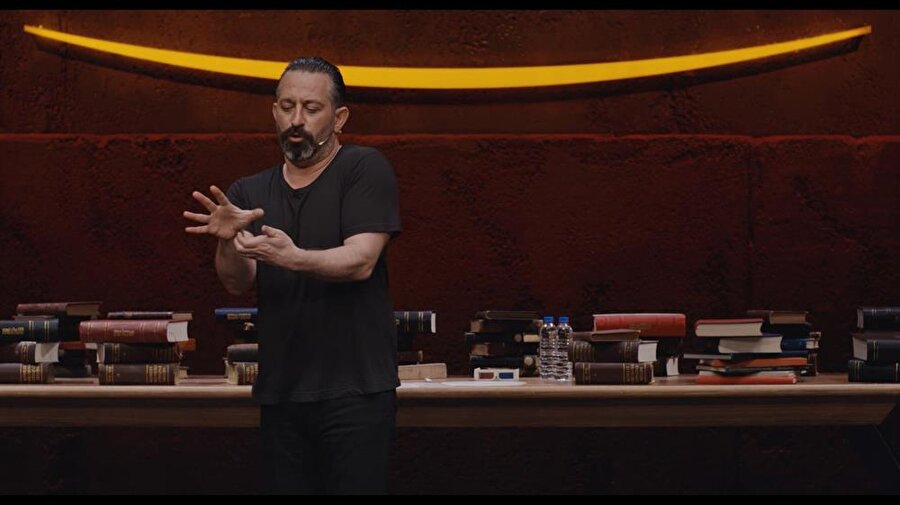 Cem Yılmaz, son olarak 'Fundamentals' isimli stand-up gösterisi ile seyircilerin karşısına çıkmıştı.