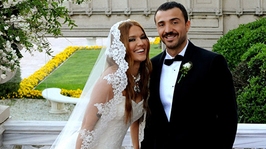 2012'de nikah masasına oturdular
Demet Akalın ile Okan Kurt, 23 Nisan 2012'de nikah masasına oturmuş ve çiftin bu evlilikten Hira isminde bir de kızları dünyaya gelmişti.