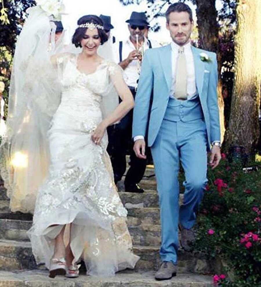 2012'de ikinci kez nikah masasına oturdu

                                    İkinci evliliğini, 8 Eylül 2012 tarihinde Amerikalı gazeteci Benjamin Harvey ile gerçekleştirdi.
                                