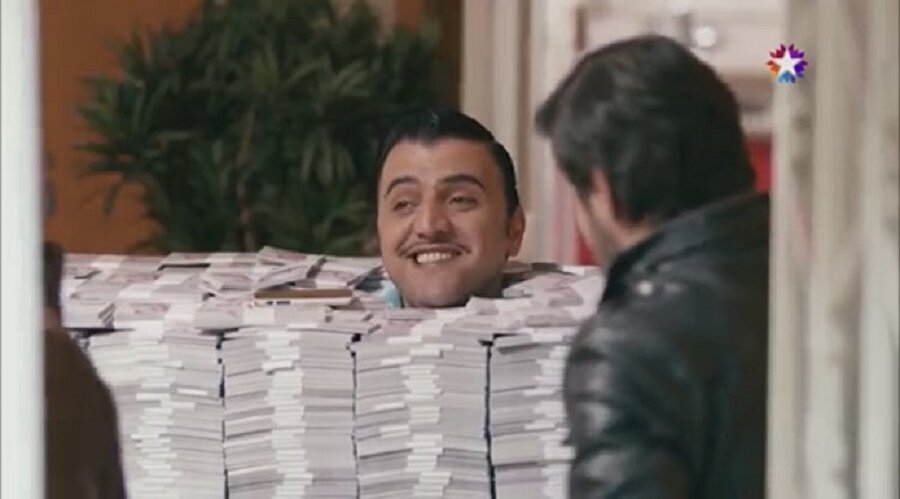 Çok paraya sıkışmak böyle olsa gerek kaldık paraların arasında
