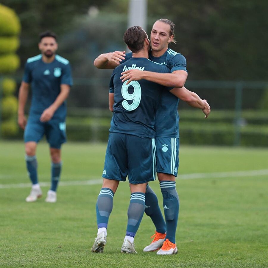 Frey, hazırlık maçında İstanbulspor'a attığı golün sevincini Soldado ile paylaşıyor.