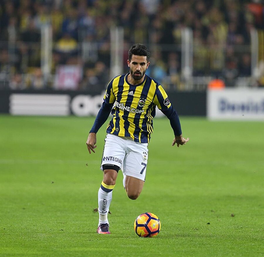 Alper Potuk, Kadıköy'de oynanan maçta atak yönüne göre sağ kanattan bindirme yapıyor.