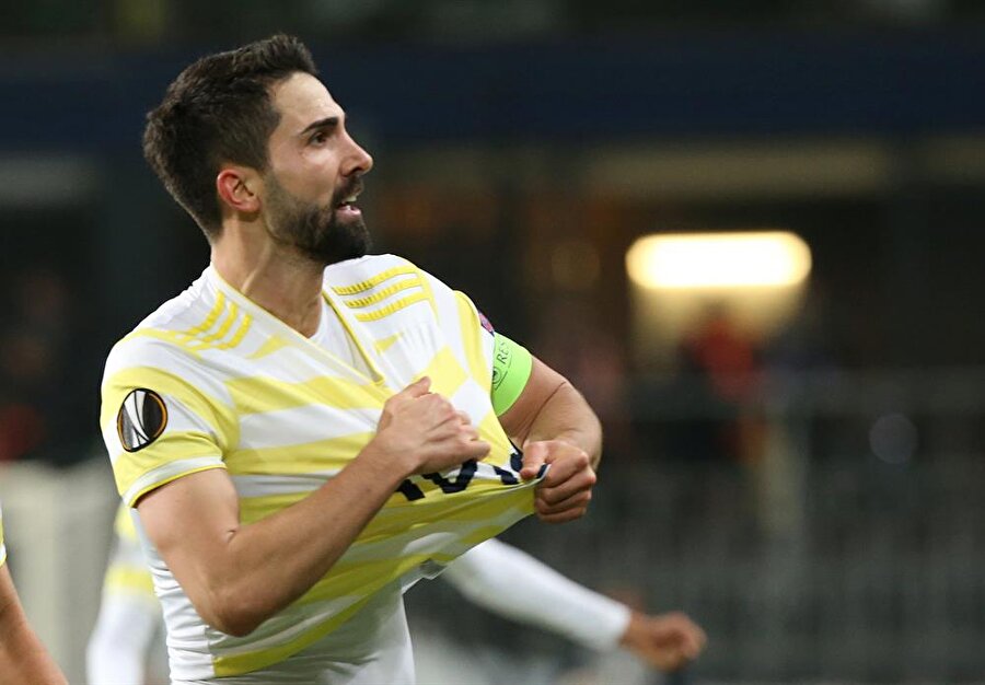 Hasan Ali Kaldırım attığı golün ardından formasındaki Fenerbahçe armasını gösterdi.