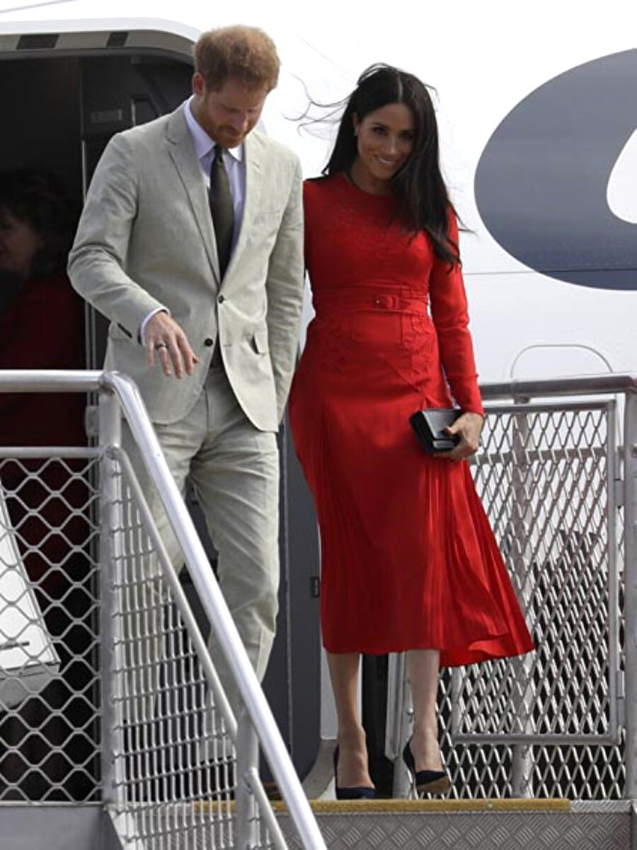 Pasifik ülkesi Tonga'yu ziyarete gittiler

                                    
                                    
                                    Prens Harry ve Sussex Düşesi Meghan Markle, 16 günlük Avustralya turunun 10. gününde Pasifik ülkesi Tonga'yu ziyaret etti. Prens Harry'nin açık bej takımı ve Meghan'ın giydiği elbise kırmızı halıda dikkat çekti.
                                
                                
                                