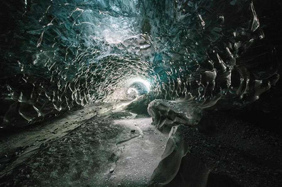 İzlanda'nın Breidamerjokull buzulunun altında bir buz mağarası