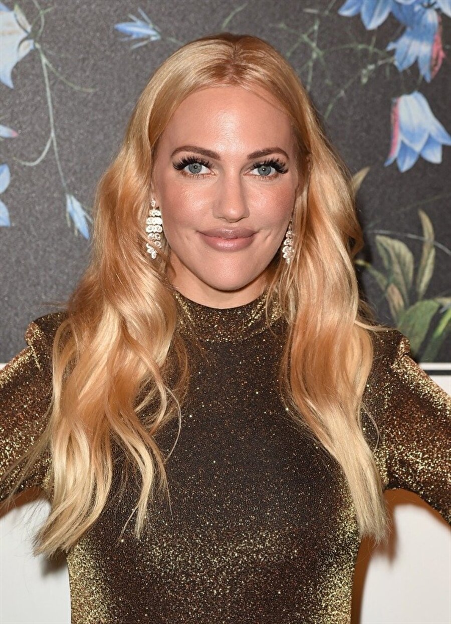 Meryem Uzerli'den de destek gelmişti

                                    Türk lirasına bir destek ise, Almanya'dan Türkiye'ye gelen başarılı oyuncu Meryem Uzerli'den gelmişti. 2011 yılında Almanya'dan Türkiye'ye gelen genç oyuncu Meryem Uzerli, sözleşmelerini Euro üzerinden yapıyordu. Başarılı oyuncu, kur piyasasındaki oynamalardan sonra tarifesinde değişikliğe gitti ve TL'ye geçiş yapan ünlü isimler arasında yer aldı. Uzerli, dizilerden bölüm başına 50 bin TL kazanıyor.


Türkiye'de yaşayan çoğu yabancı, dolar bozdururken dünyada pek çok kişi altın ve dövizini Türkiye elçiliklerine götürdü. Yaşanan olaylara tepkisiz kalmayan pek çok oyuncu ise, dolar üzerinden yaptığı anlaşmaları TL'ye çevirdi. 
                                