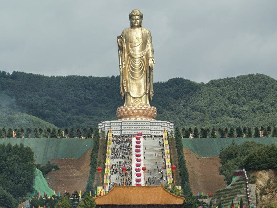 1. Buda İlkbahar Tapınağı (153 metre) – Çin

                                    Buda İlkbahar Tapınağı şimdiye kadar dünya üzerinde bulunan en uzun heykel olma unvanını taşıyor. Heykel, Bamiyan Budaları’nın Taliban tarafından Afganistan’da dinamitle patlatılmasının ardından planlanarak Çin’de yapıldı. Yapımı 2002 yılında tamamlandı.
                                