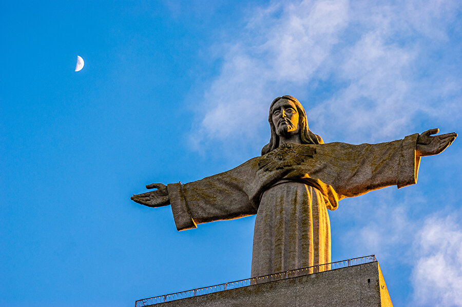 4. Cristo-Rei (110 metre) - Portekiz

                                    Rio de Janerio’da bulunan ünlü Cristo Redentor heykelinden esinlenerek yaptırılan Cristo Rei tapınağı on yıllık inşaat sürecinden sonra 1959 yılında düzenlenen bir törenle açıldı. Cristo Redentor heykeli ile aynı boyutlarda (28 metre yüksekliğinde) ancak 82 metre yüksekliğindeki kaide üzerine konuşlandırılan heykelin alt kısmında bulunan seyir terasından Lisbon şehir manzarası izlenebiliyor.
                                