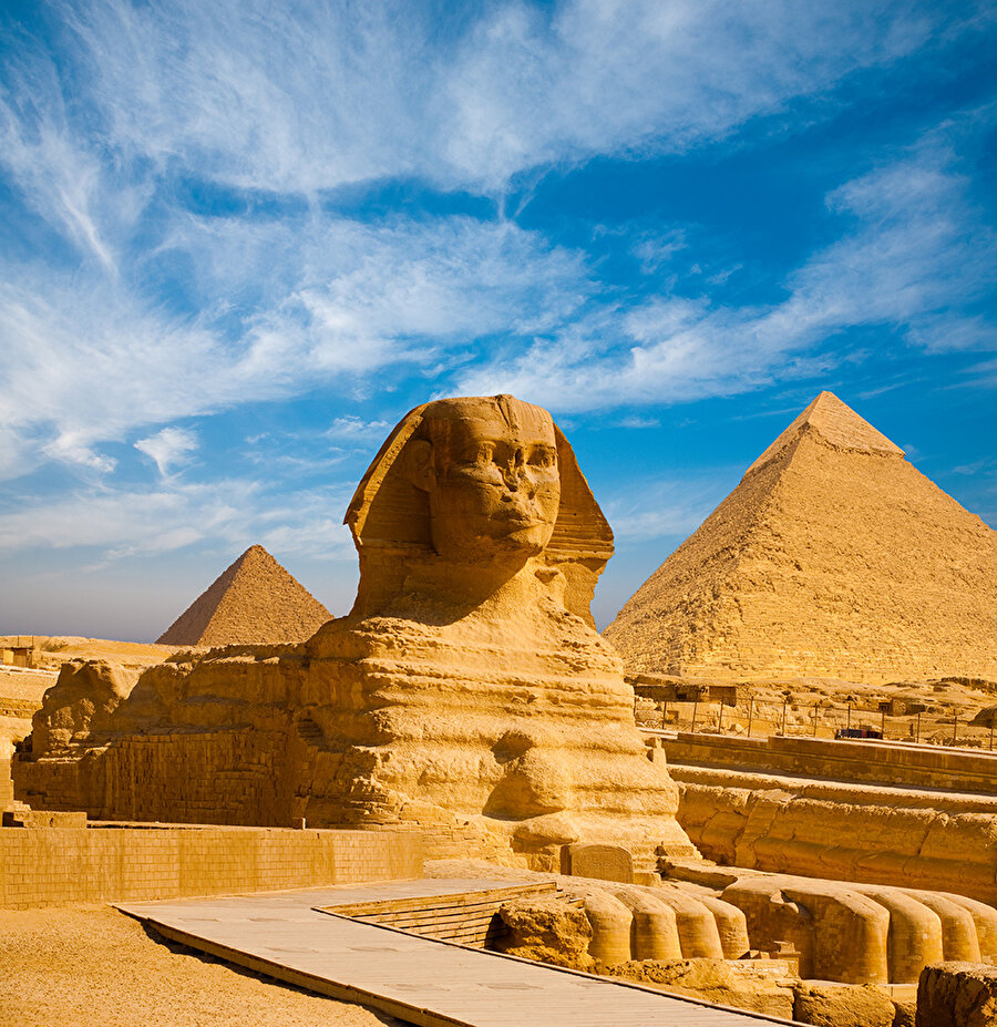 8. Gizze’nin Büyük Sfenksi (73 metre) - Mısır

                                    Dünya genelinde en meşhur heykellerden biri de herkes tarafından Sfenks olarak ifade edilen Mısır’da bulunan heykeldir. Antik Mısırlılar tarafından M.Ö 2558 – 2532 yılları arasında inşa edildiğine inanılıyor. Bir aslanın vücuduna ve bir insanın başına sahip mistik bir yaratığa benzeyen heykel kireçtaşı ile yapıldı. Gizze’de Nil’in batı yakasında bulunan Gizze Yaylası’nda inşa edilen heykelin yüksekliği 73 metre. Dünyadaki en büyük yekpare heykel olma özelliğini taşıyan Sfenks aynı zamanda en eski anıtsal heykeldir. 
                                