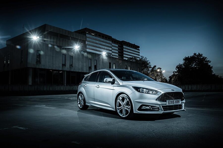 Ford'un Focus model otomobilleri arasında en çok tercih edilen renk seçenekleri gri ve beyaz olarak ifade ediliyor.