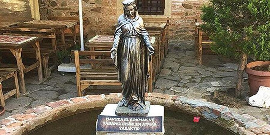 St. Jean John Baptist Kilisesi'nin bahçesindeki havuzun içine atılan paraların yok olması Bakanlığı harekete geçirdi.
