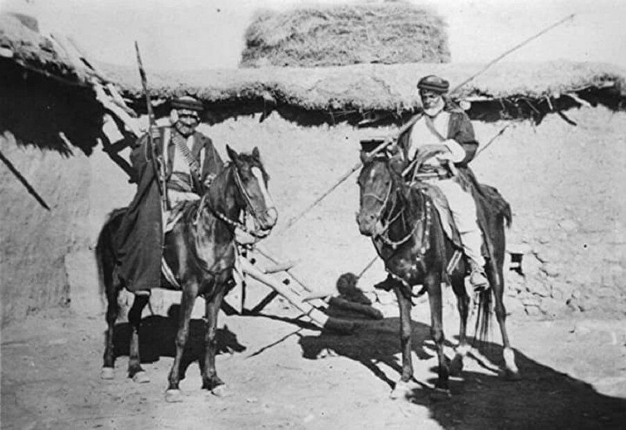 Harranlı 2 aşiret reyisi kuvai-milliyeye bağlılık için ve yardım için yola çıkarken. Şanlıurfa 1920