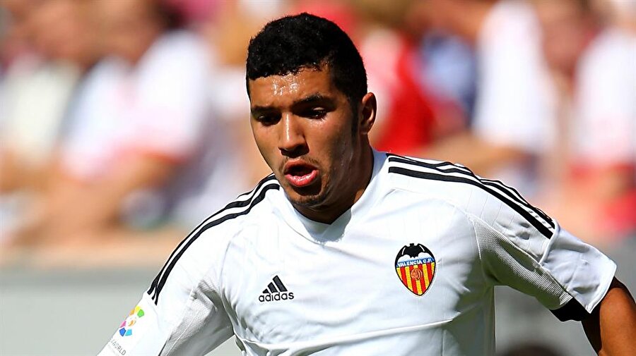 Ardından  La Liga macerası başladı. 2015-2016 sezonun rotasını İspanya’ya çevirip 4,8 milyon avro karşılığında Valencia’ya transfer oldu. 

                                    
                                    
                                    
                                
                                
                                