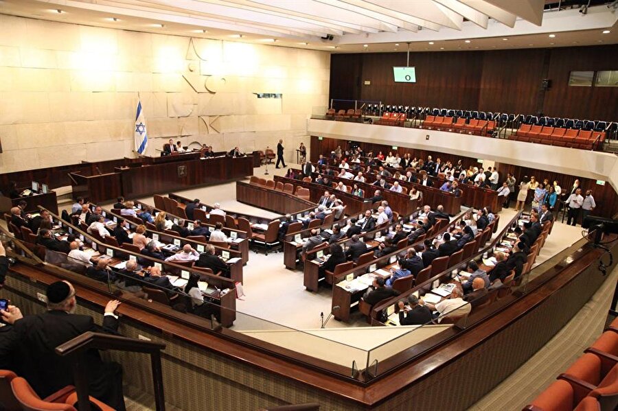 Aileleri tutukluları göremeyecek
İsrail parlamentosu (Knesset), Filistinli aileleri, İsrail cezaevlerinde tutuklu yakınlarını ziyaretten men eden yasa tasarısını ilk oylamada onayladı. Knesset basın ofisinden yapılan yazılı açıklamada, “Knesset’te yapılan yasa tasarısının ilk oylaması, 11’e karşı 58 oyla kabul edildi.” denildi.