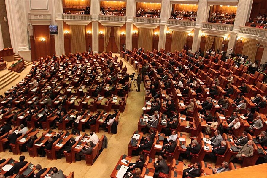 "Kuzey Makedonya"ya meclisten onay
Makedonya Meclisinde yapılan oylamada, Yunanistan ile daha önce varılan anlaşma kapsamında ülkenin adının "Kuzey Makedonya" olarak değiştirilmesini kapsayan anayasa değişikliği önerisi kabul edildi. Önerinin kabul edilmesi için gerekli 3'te 2'lik çoğunluk bazı muhalefet milletvekillerinin de desteği ile sağlandı. 120 sandalyeli mecliste 80 milletvekili öneri lehine oy verdi.