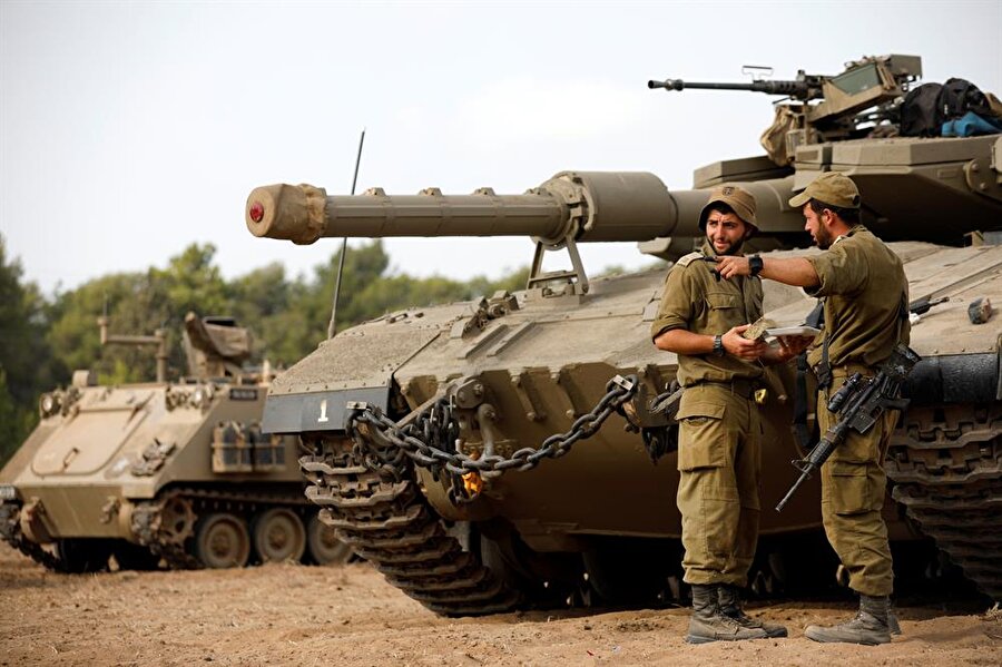 İsrail güçleri Gazze sınırında
İsrail ordusu, 19 Ekim'de 30'uncu haftasına giren "Büyük Dönüş Yürüyüşü" gösterileri öncesi abluka altındaki Gazze Şeridi sınırına büyük askeri yığınak yaptı. İsrail basınında yer alan haberlere göre, abluka altındaki Gazze Şeridi sınırına onlarca tank, zırhlı araç ve çok sayıda asker sevk edildi.