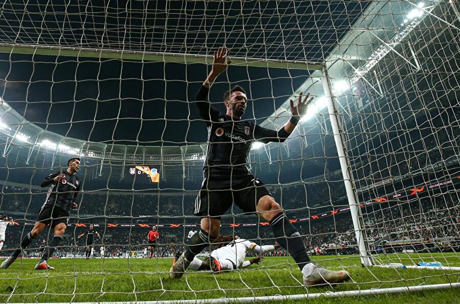 Beşiktaş forması giyen Gökhan Gönül, Genk'in golünü engellemek için yaptığı koşuda duramayınca filelere takıldı.