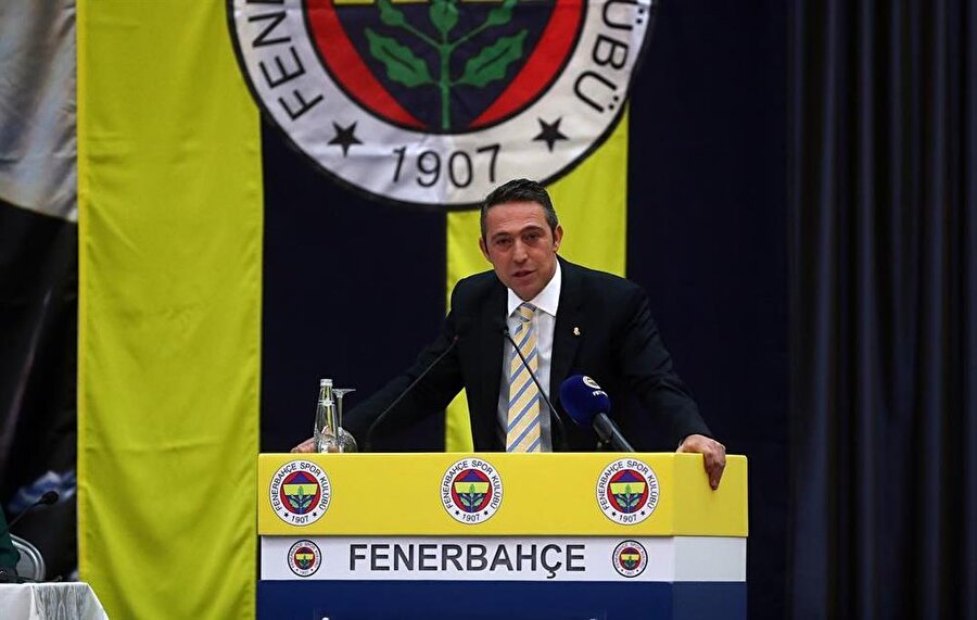 Başkan Ali Koç kürsüde konuşmalarını gerçekleştirirken.