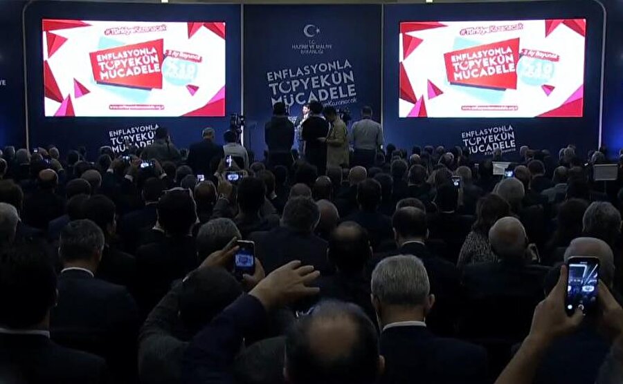 "Belirlenen logo ile asgari yüzde 10 indirim uygulanacak"
Enflasyonla mücadele konusu, Hazine ve Maliye Bakanı Berat Albayrak tarafından açıklandı. "Tüm firmalarımızdan asgari yüzde 10 indirim yapmaları konusunda karara vardık. Katılanlara teşekkürler ancak katılmayanlara da bir şey diyemem. Gerek TOBB, gerek TÜSİAD tüm kurumlarımız olsun, firmalarla birlikte bu sürecin iletişimi içindeyiz. Topyekün mücadeleye katılanlar belirlenen logo ile asgari yüzde 10 indirim uygulayacaklarını açıkladılar."