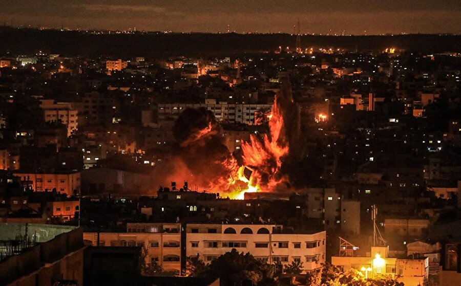 Gazze'den ateşlenen roketlere misilleme yapan İsrail, gece boyunca Gazze'yi bombaladı.