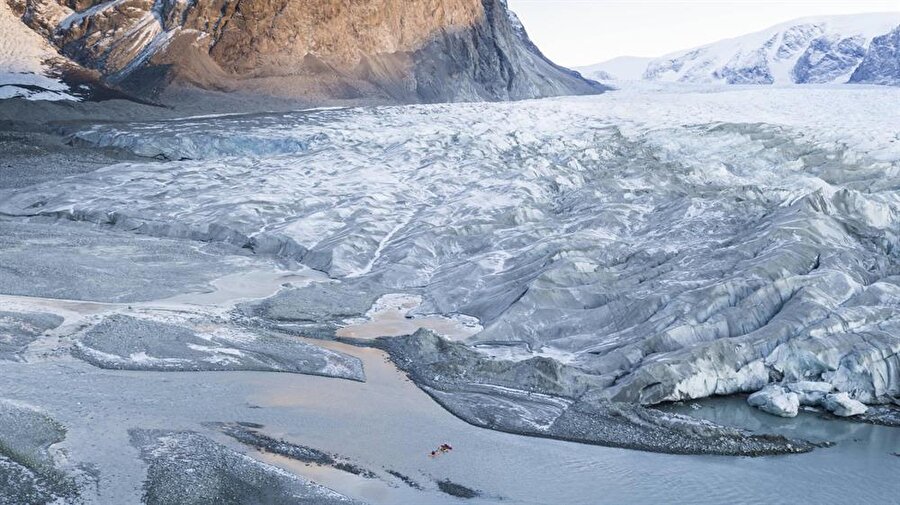 İkiz Galaksiler
Nerede: Grönland 


Ne zaman keşfedildi: 2017 


Kim keşfetti: Sarah McNair-Landry, Erik Boomer ve Ben
Stookesberry 

Koordinatları: 71.3183N 050.7094W / 71.3639N 051.0817WKuzey Grönland'da keşfedilen ve eriyen buzulların suları ile
oluşan iki nehir, üç maceracının keşfi sonucunda "Üzerinde kürek çekilen
en kuzeyli su kütlesi" olarak tarihe geçti. İki akımın birbirine karıştığı
noktayı Google Earth sayesinde fark eden Sarah McNair-Landry, 2012'de bölgeye
ait çok düşük çözünürlüklü bir görüntüye eriştiklerini fakat bu ipucunun bile
onları harekete geçirmeye yettiğini söylüyor. Kite-skii ile buzun üzerinde
1.000 kilometreden fazla yol yapan üçlü o noktaya ulaştı ve bu gizemli sularda
kanoyla dolaşmayı başardı. Söylediklerine göre orada daha keşfedilmeyi bekleyen
çok yer var.